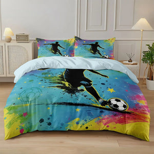 Parure de lit football silhouette de joueur sur fond aquarelle turquoise installée sur un lit en chambre lumineuse