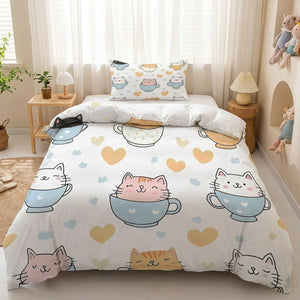 Parure de lit chats dans des tasses sur fond blanc sur un lit lumineux