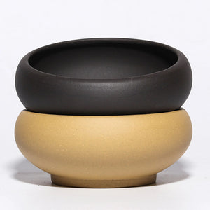 Pots bonsaï en grès rouge empilés vue du dessus