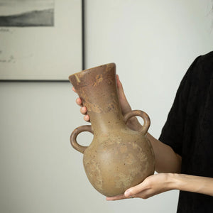 Vase grec amphore en céramique tenu à la main pour montrer sa taille