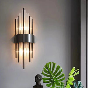 Applique murale noire en cristal allumée près d'une plante d'intérieur