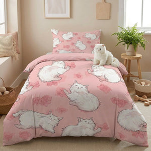 Parure de lit chats blancs duveteux sur fond rose sur un lit cosy