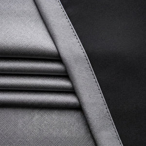Gros plan sur la texture tissée et l'envers doublé d'un rideau occultant thermique