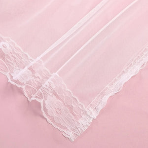 Détail de la bordure en dentelle du voile rose poudré