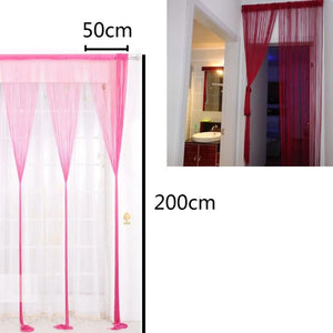 Dimensions du rideau à fil 50 x 200 cm et exemple suspendu à une porte