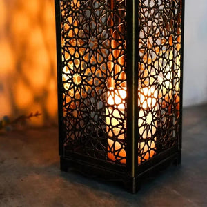 Détail des motifs en étoile ajourés de la lanterne en métal illuminée