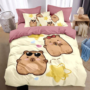 Parure de lit capybara modèle lunettes posée sur un lit près d'une table de chevet