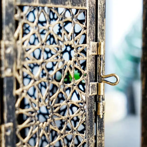 Détail de la porte latérale et de la charnière de la lanterne marocaine