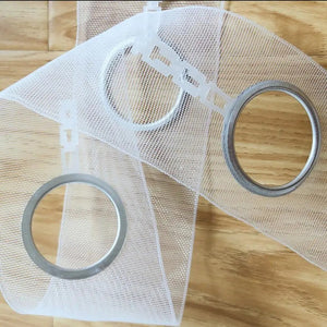 Ruban à œillets transparent en maille posé sur une table en bois