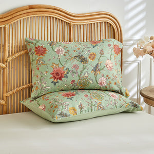 Taies d'oreiller assorties motif fleuri vintage sur tete de lit en rotin
