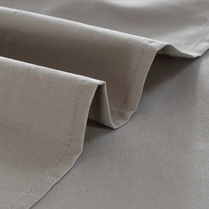 Détail de la couture et de l'ourlet du drap plat en coton