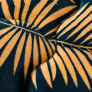 Gros plan sur le motif feuilles dorées et le tissu polaire épais