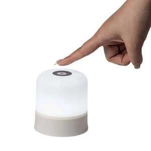 Doigt effleurant le bouton tactile au sommet de la lampe