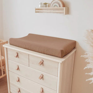 Housse de matelas à langer taupe unie posée sur une commode en bois clair