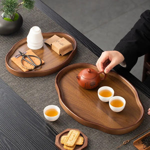 Plateau bois noyer sur table avec théière cérémonie du thé