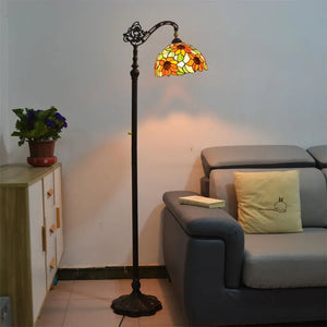 Lampadaire style Tiffany vitrail tournesols dans un salon vintage