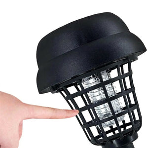 Gros plan sur la grille de protection de la lampe solaire anti-moustiques
