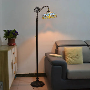 Lampadaire Tiffany vitrail libellule bleue allumé dans salon