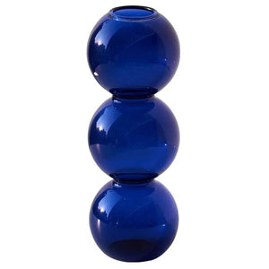Vase en verre bleu foncé style nordique fond blanc