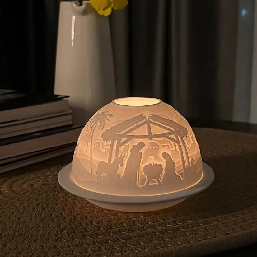 Bougeoir photophore en porcelaine lithophanie motif Nativité sur surface en rotin