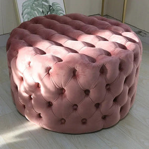 Détail du capitonnage façon chesterfield en velours rose poudré