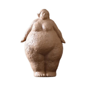 Figurine femme ronde sable debout sculpture abstraite fond blanc