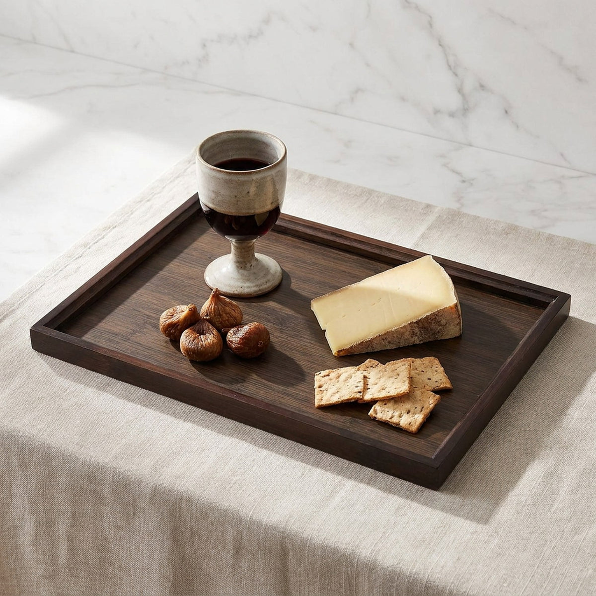 Plateau bambou avec fromage crackers et vin