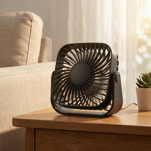 Ventilateur de bureau sur une table d'appoint dans un salon ensoleillé