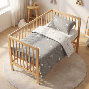 Parure de lit bébé couronne grise dans un petit lit minimaliste