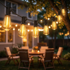 Guirlande lumineuse en zigzag au-dessus d'un coin repas extérieur dans un jardin