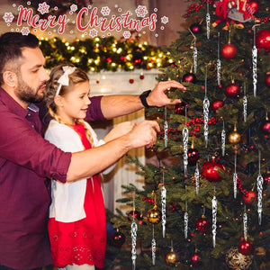 Vue rapprochée de glaçons transparents décoratifs accrochés à une branche de sapin