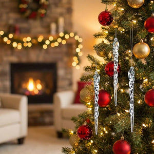 Glaçons transparents torsadés sur sapin de Noël avec boules rouges et dorées dans un salon avec cheminée