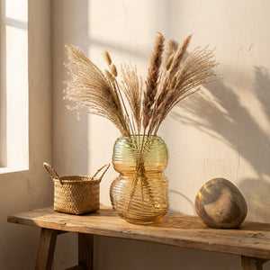 Vase gourde en verre dégradé sur console en bois ambiance bohème