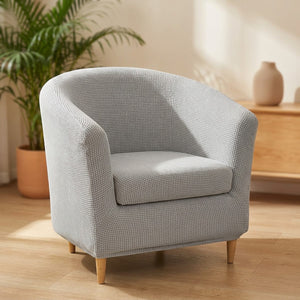 Housse de fauteuil club en jacquard gris clair sur un fauteuil arrondi