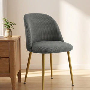 Housse de chaise grise extensible ajustée sur une chaise scandinave