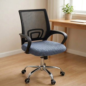 Housse de chaise de bureau gris foncé sur l'assise d'une chaise à roulettes