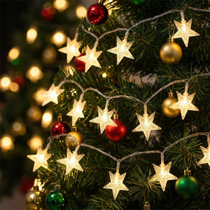 Guirlande d'étoiles lumineuses enroulée autour d'un sapin de Noël décoré de boules