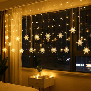 Rideau guirlande LED flocons de neige blanc chaud suspendu devant une fenêtre dans un salon cosy