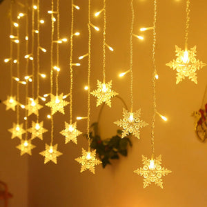 Guirlande rideau flocon de neige LED dans un salon chaleureux