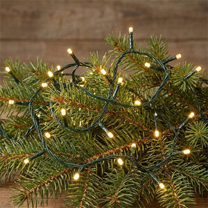 Guirlande lumineuse LED fil vert 500 LED lumière blanc chaud enroulée sur un sapin de Noël
