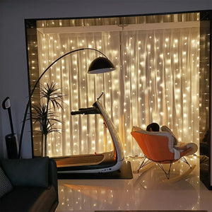 Guirlande lumineuse rideau de fenêtre blanc chaud dans un salon cosy