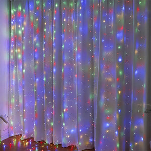 Guirlande lumineuse rideau multicolore sur rideau blanc — ambiance festive