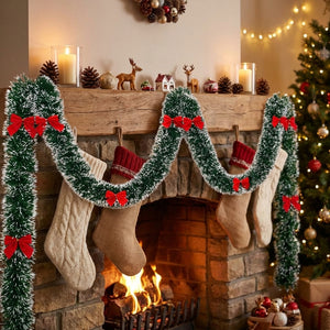 Guirlande de Noël verte posée sur une cheminée avec chaussettes et bougies