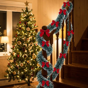 Guirlande tinsel givrée avec nœuds rouges enroulée autour d une rampe d escalier