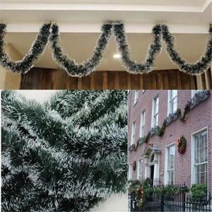Guirlande de Noël verte installée en intérieur et en extérieur de maison