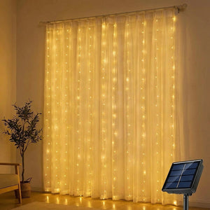 Guirlande rideau LED solaire lumière chaude suspendue en intérieur sur voilage blanc