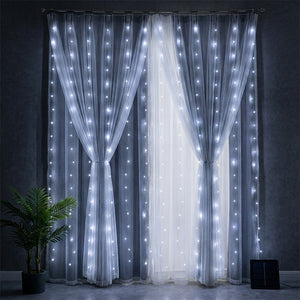 Guirlande rideau LED solaire lumière blanche froide suspendue sur rideaux gris en intérieur moderne