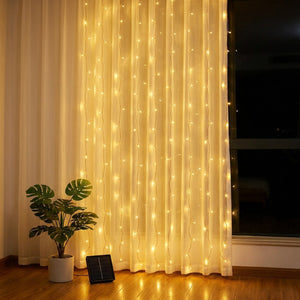 Guirlande rideau LED solaire lumière chaude dorée suspendue en intérieur avec plante et voilage