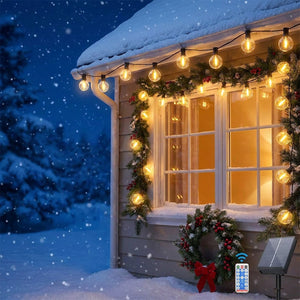 Guirlande lumineuse solaire G40 décoration de Noël sur façade maison enneigée