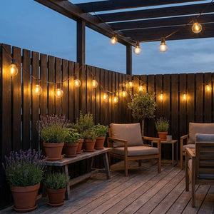 Guirlande lumineuse G40 sur terrasse bois avec lavande mobilier extérieur éclairage ambiance soirée